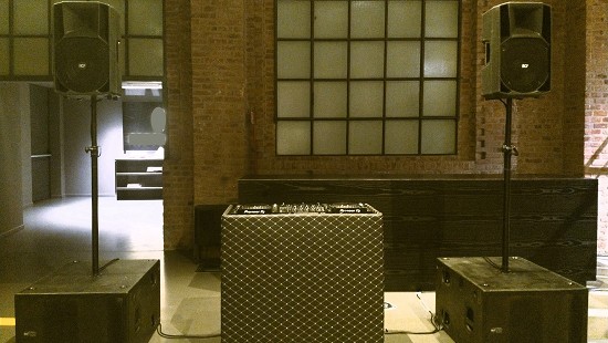 Servizio DJ Set e allestimento postazione DJ